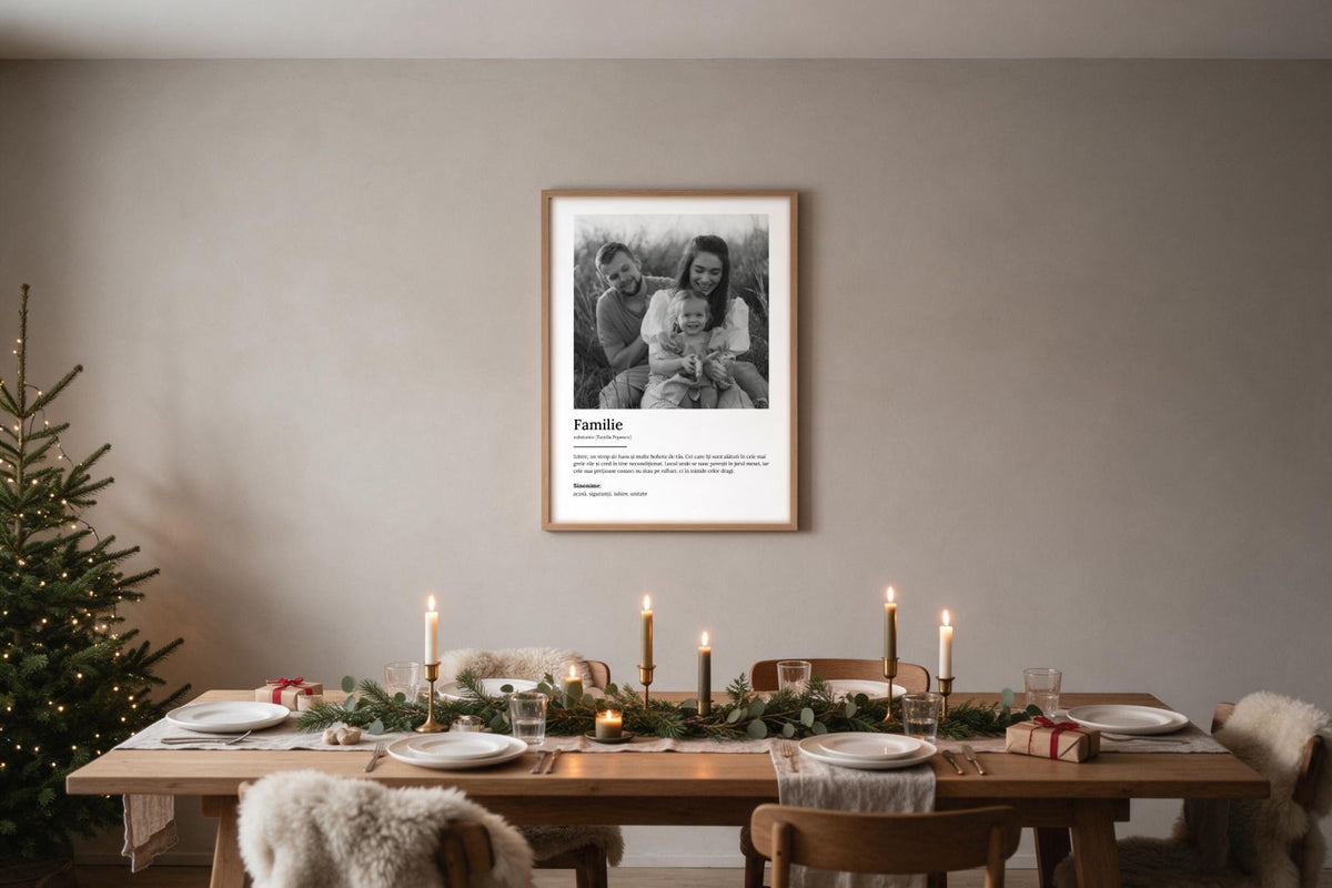 Cadou de Crăciun pentru părinți: tabloul Definiția familiei cu o fotografie de familie deasupra mesei festive de Crăciun